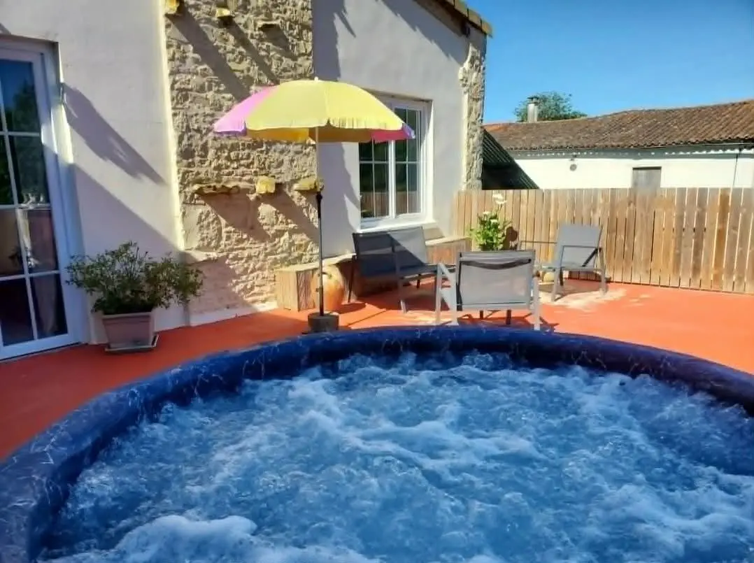 moment de détente durant un weekend avec jacuzzi
