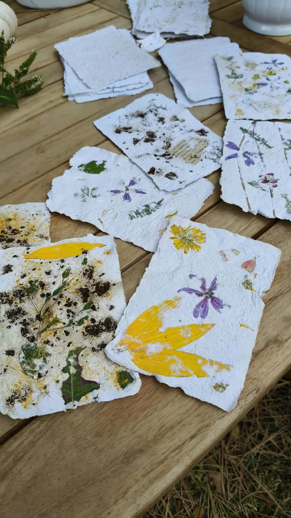 Ateliers autour des matières naturelles - fabrication de papier artisanal avec des fleurs séchées