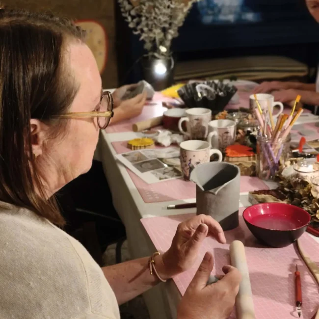Ateliers autour des matières naturelles - atelier créatif peinture sur céramique avec O détour d'un voyage