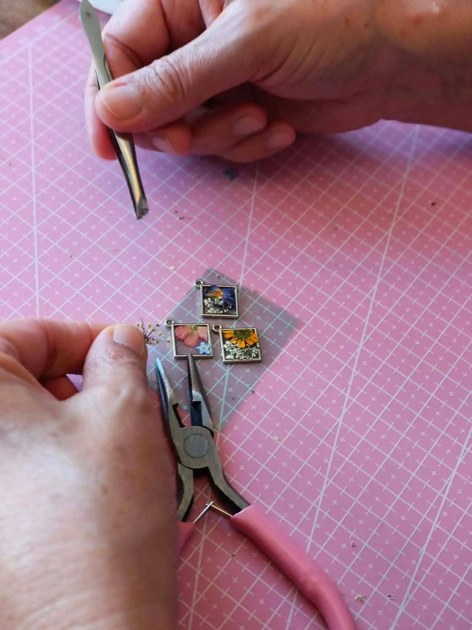 atelier bracelet en résine UV et fleurs séchées Niort