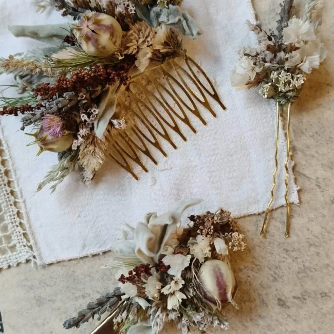 accessoires en fleurs séchées cheveux pour la mariée lors d'un mariage