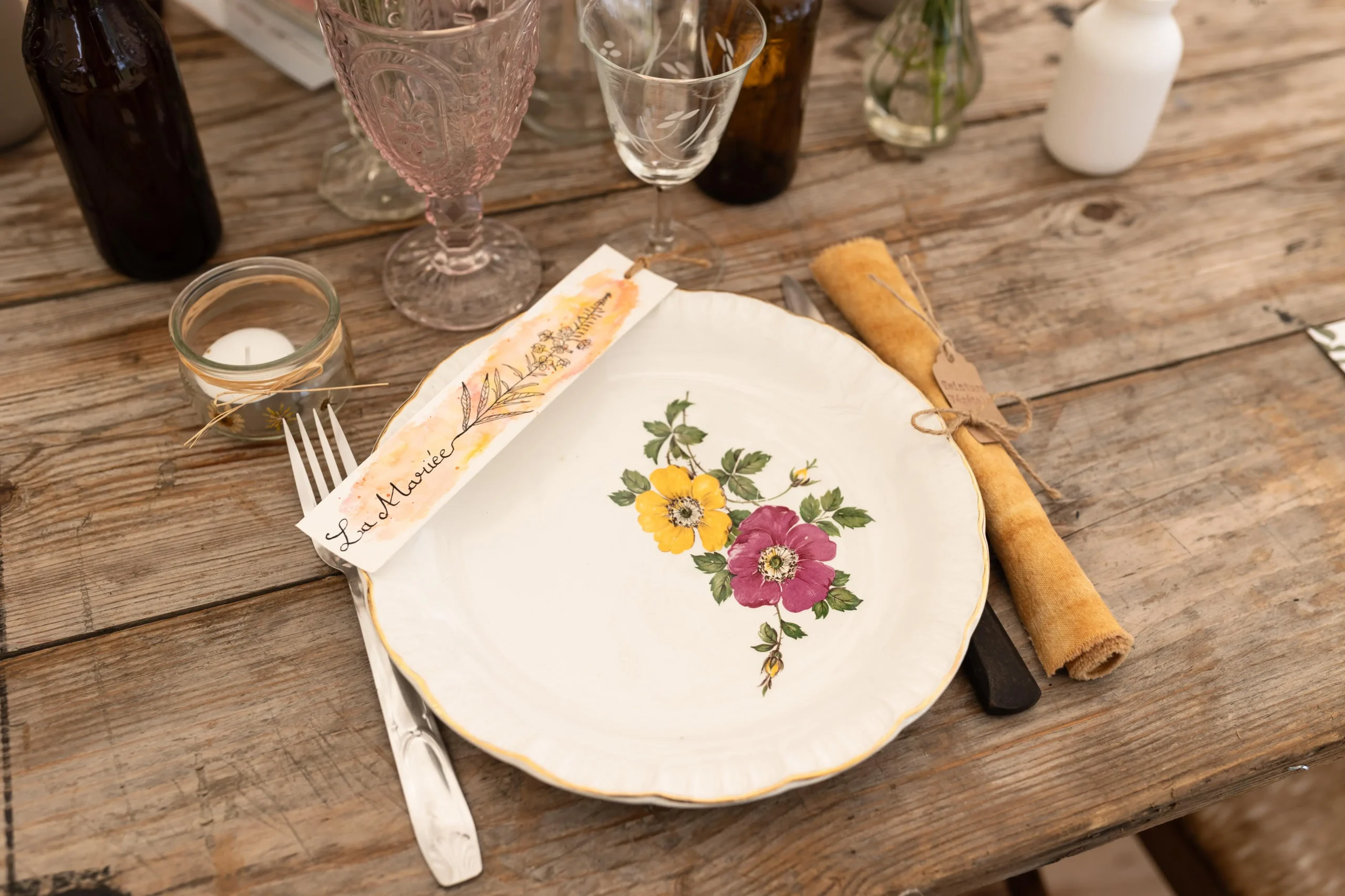 décoration de table mariage, assiète vintage, serviette de table, cadeaux invités