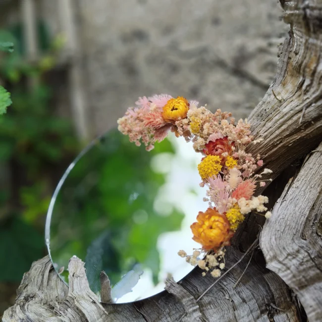 atelier créatif décoration d'un miroir en fleurs séchées