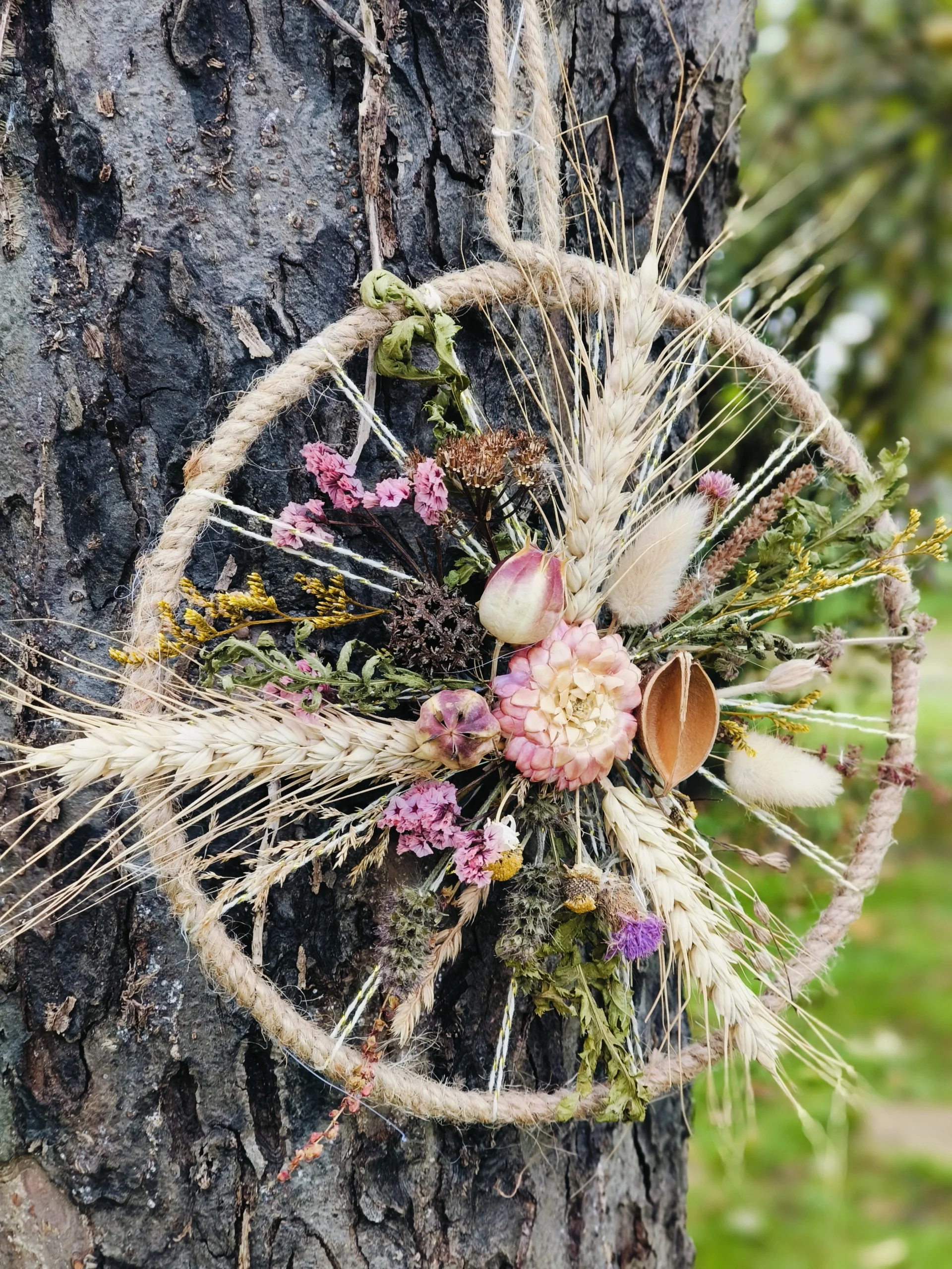 couronne de fleurs, attrape rêve, fleurs séchées