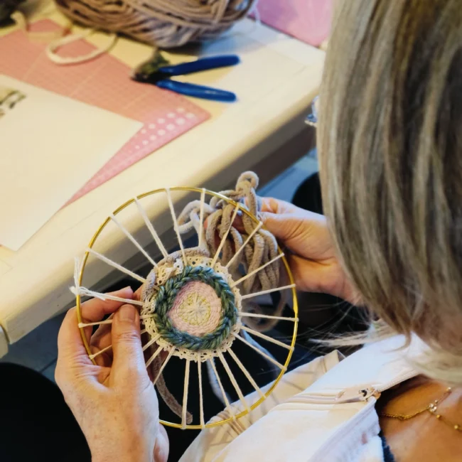 Les ateliers autour du fil - atelier tissage mandala, travailler le fil, apprendre le tissage circulaire