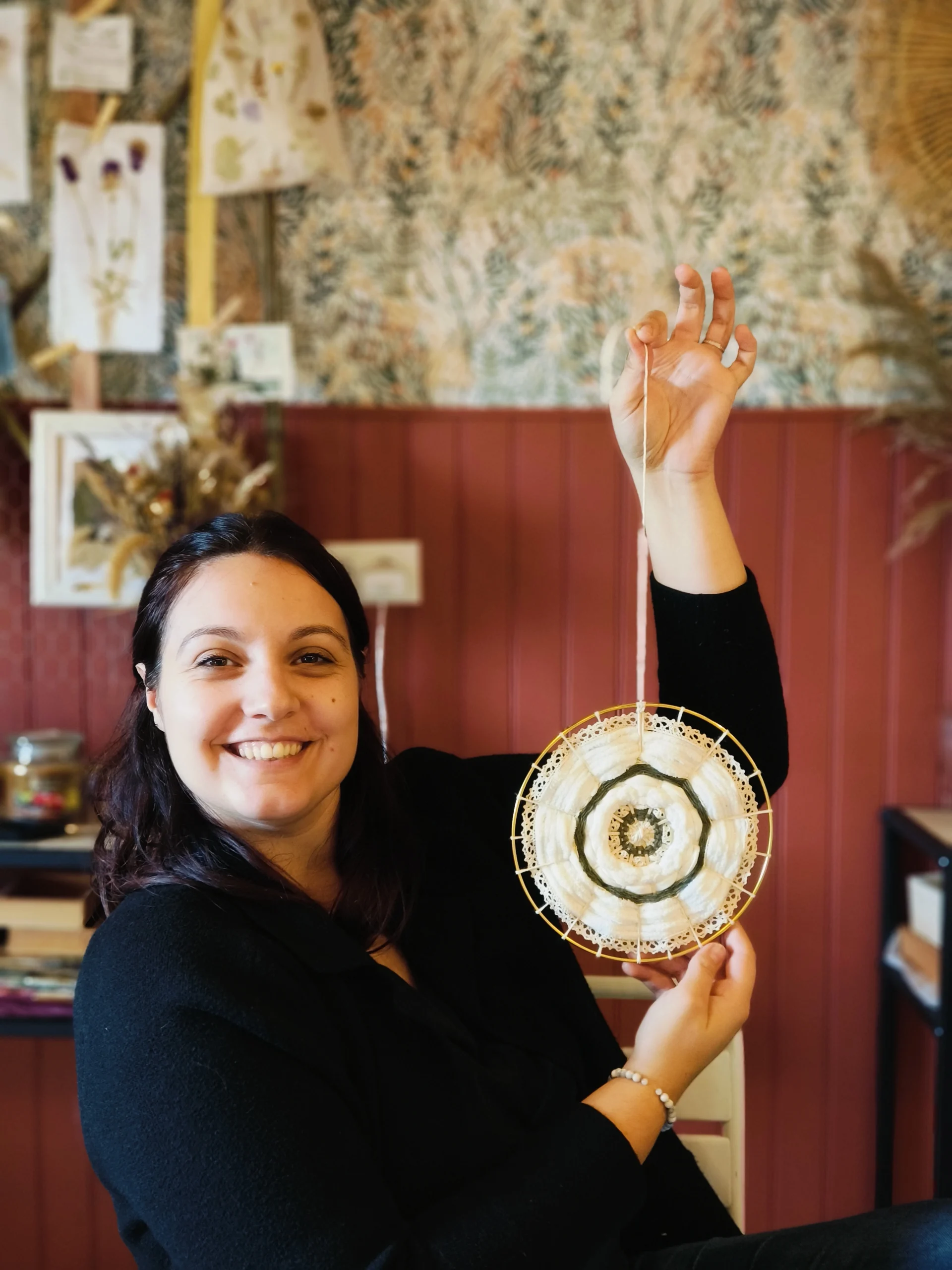 moment de fierté lors d'un atelier tissage mandala en nouvelle aquitaine