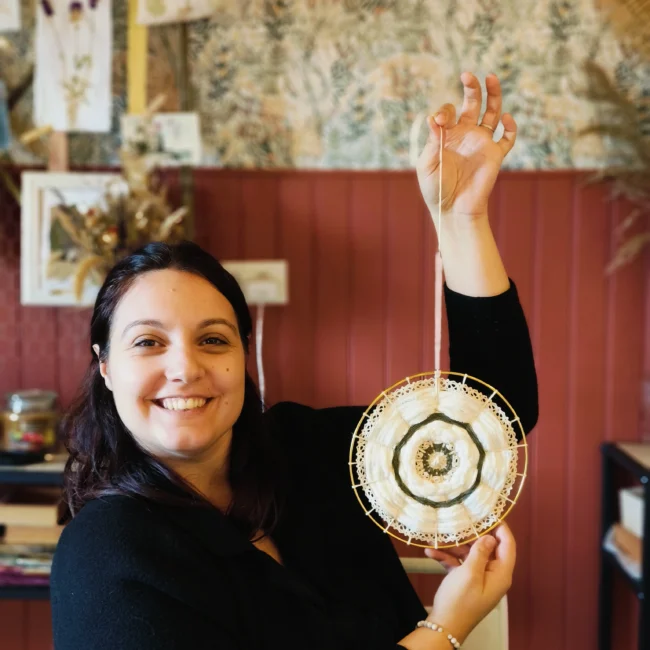 atelier tissage mandala organisé durant un séjour créatif et bien-être
