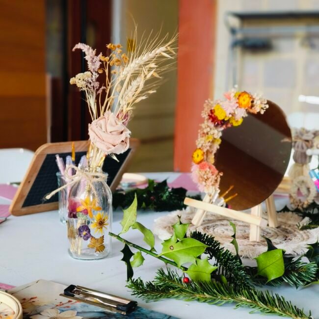 Ateliers créatifs et DIY avec des fleurs séchées
