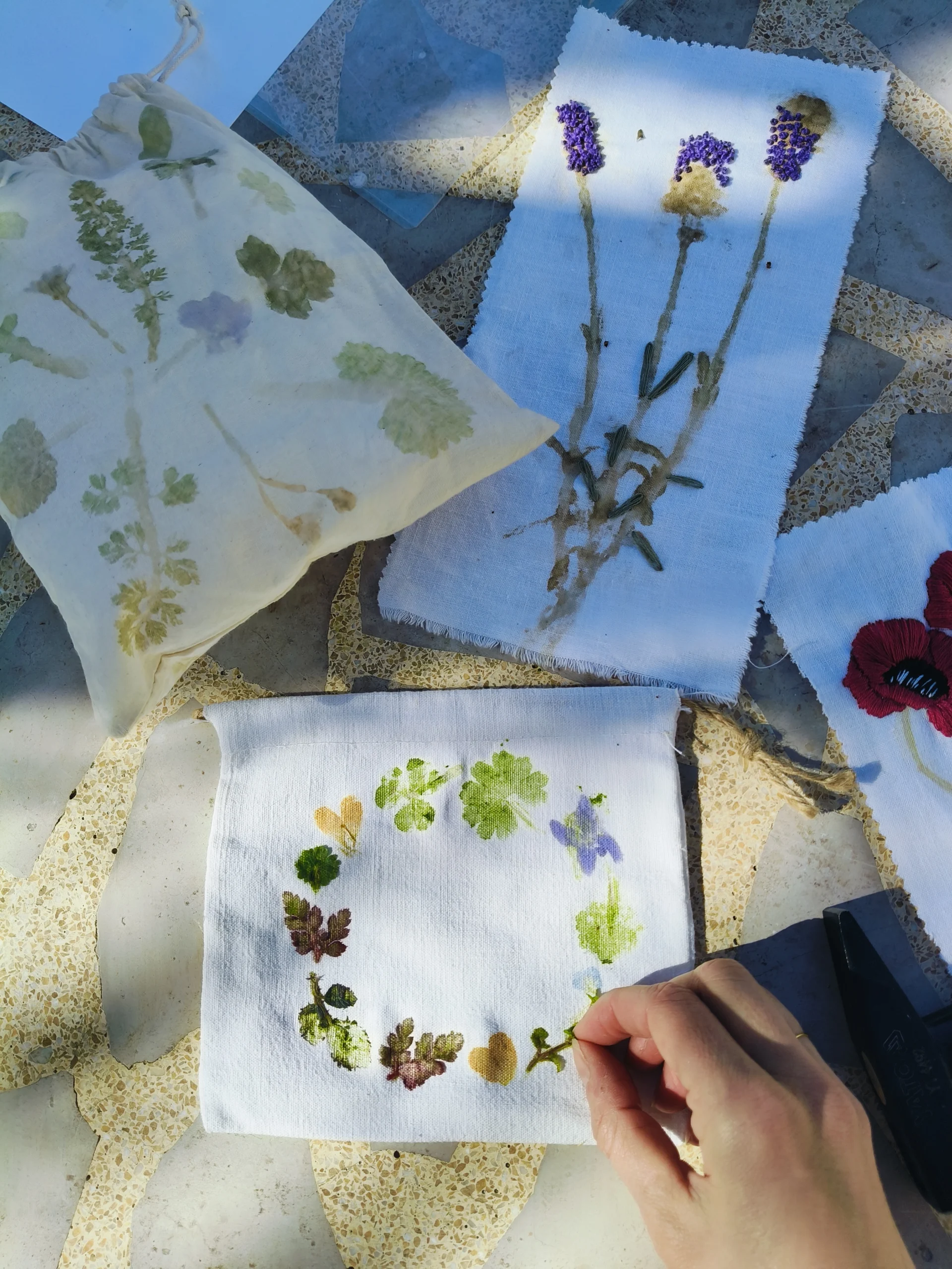 Ateliers d'impression végétale et teinture naturelle - atelier nature, création d'empreinte végétale sur tissu