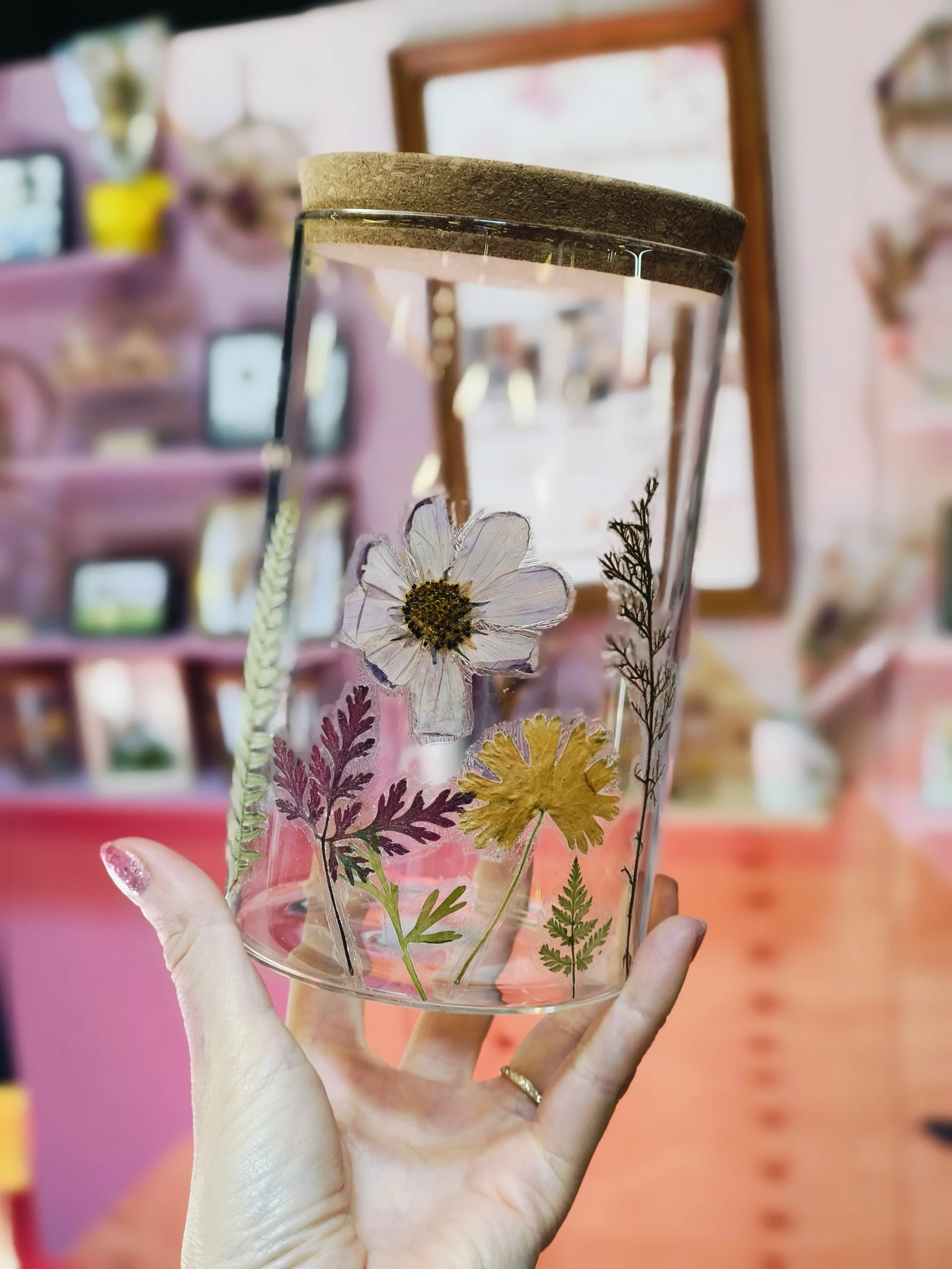 bocaux avec fleurs séchées