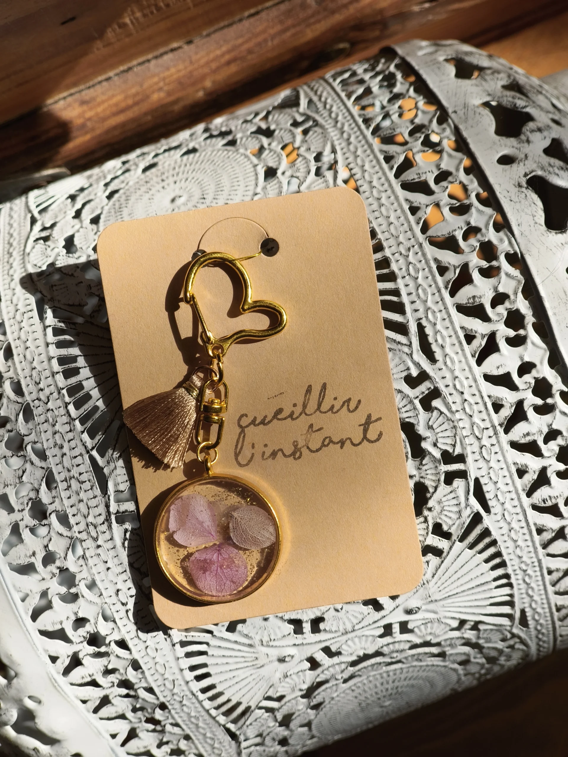 porte clé résine UV et fleurs séchées, cadeau à offrir