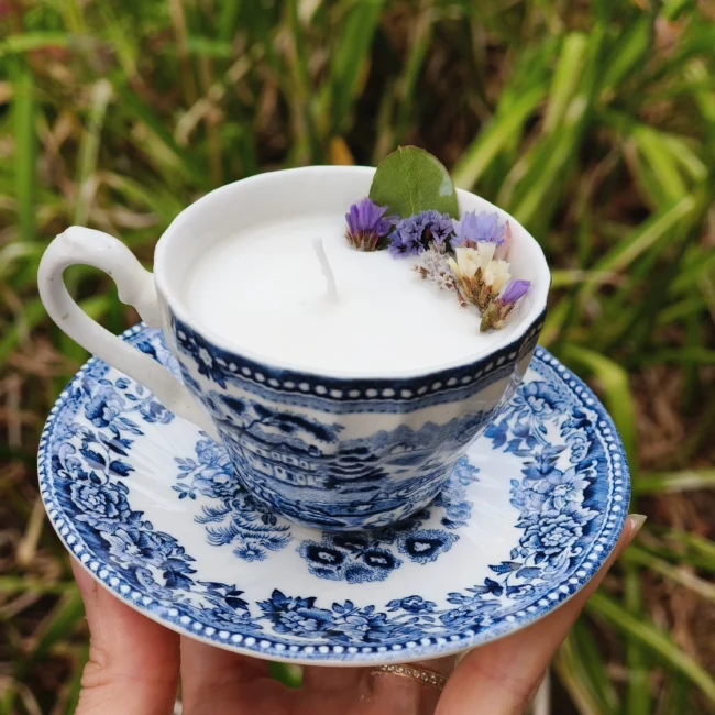 bougie artisanale avec fleurs séchées dans tasse vintage