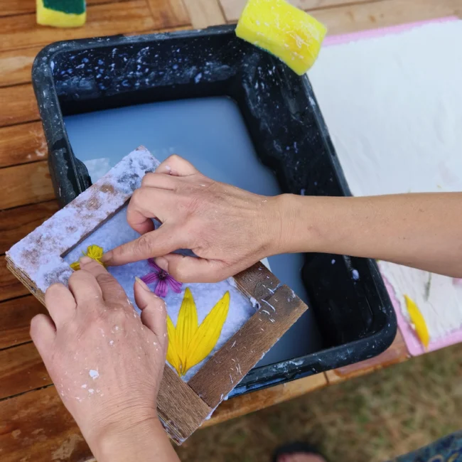 atelier fabrication de papier artisanale et fleurs séchées - O détour d'un voyage