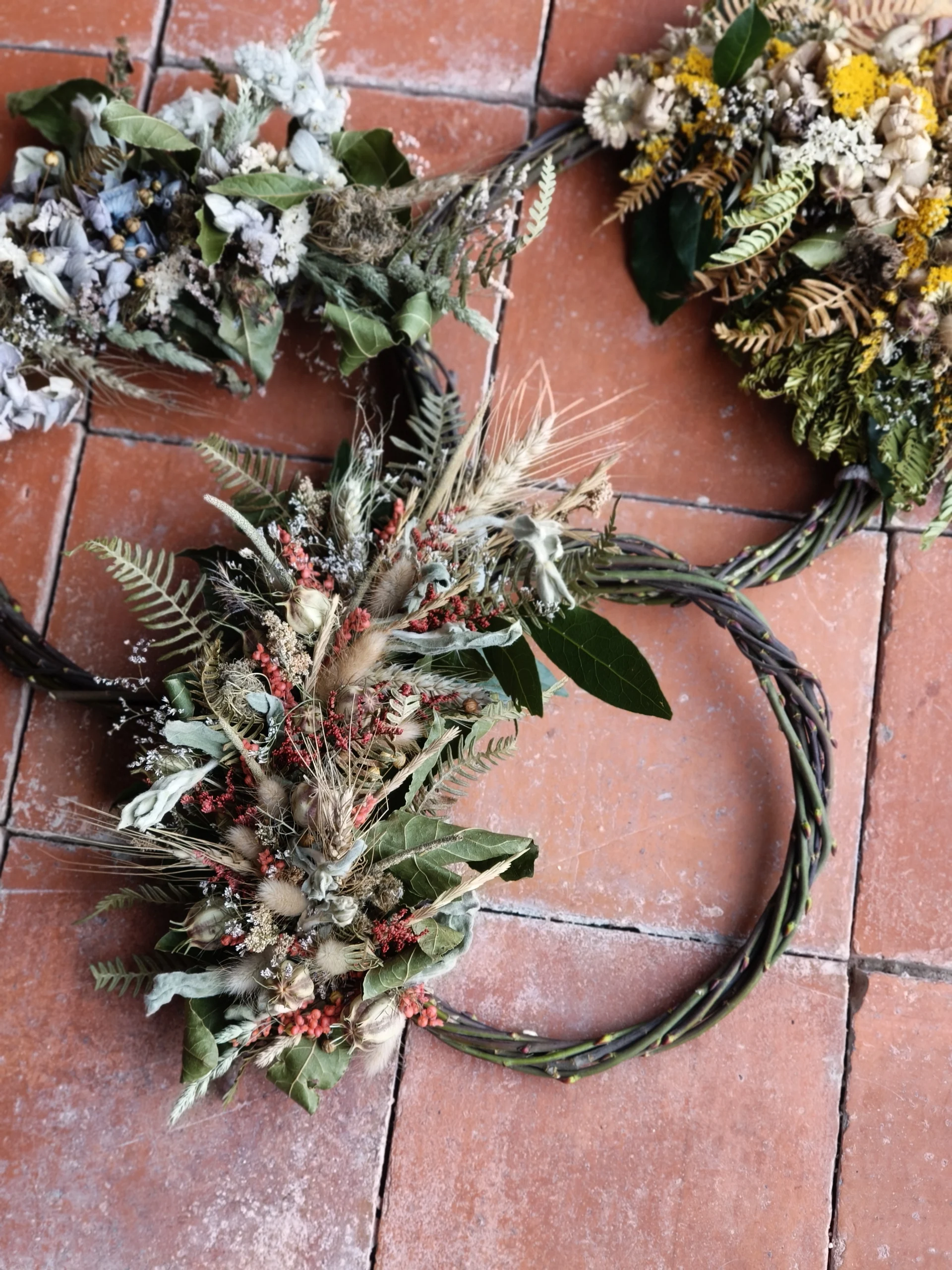 couronne de fleurs séchées fait main à Luchapt, Vienne 86