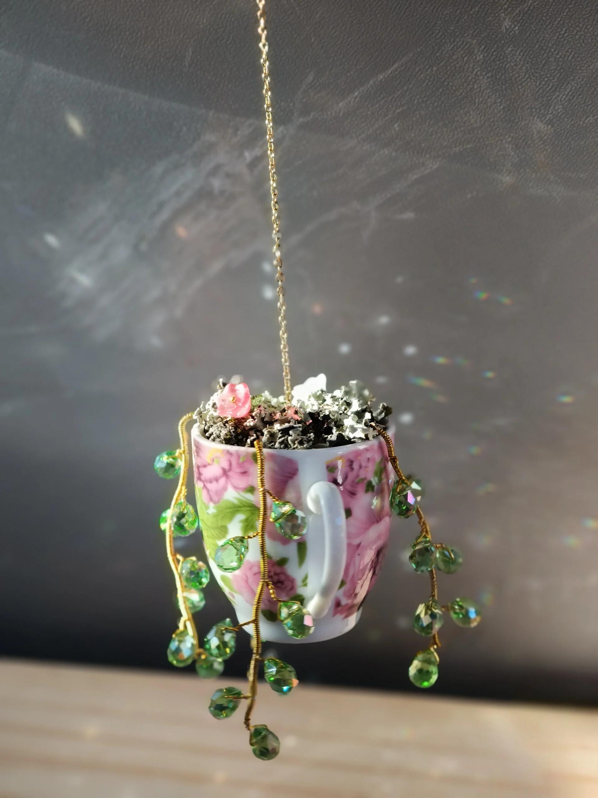 attrape soleil à suspendre dans une tasse ancienne