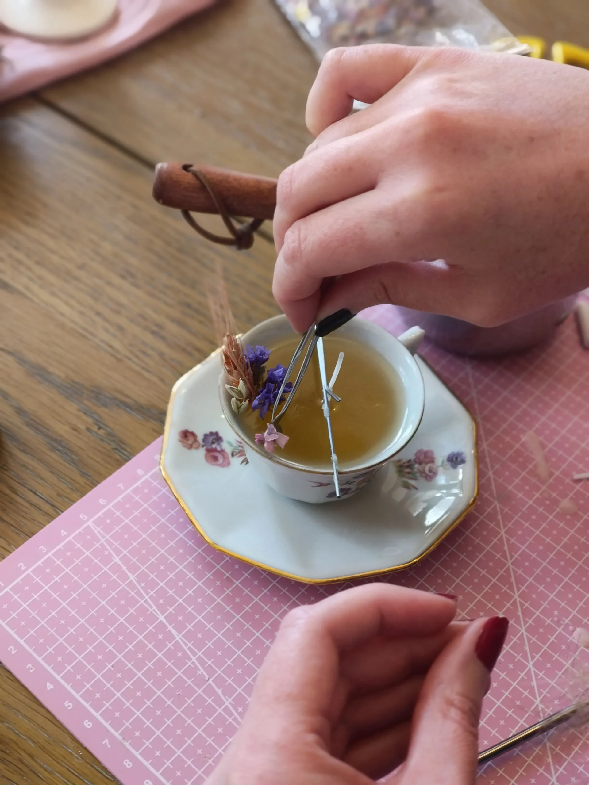 atelier de fabrication de bougies végétales et naturelles avec des fleurs séchées