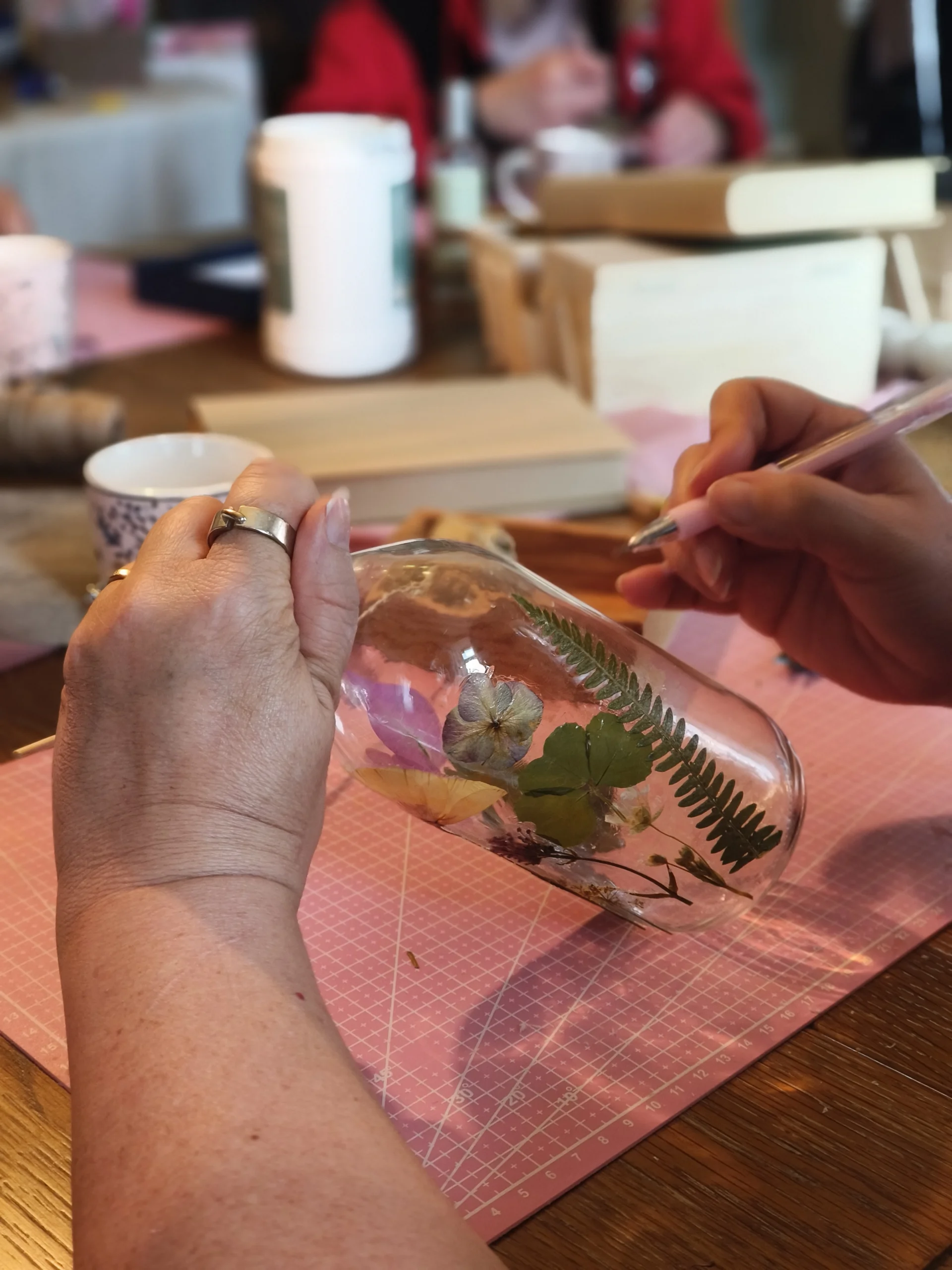 fleurs séchées en atelier pendant un séjour créatif et bien être en nouvelle aquitaine