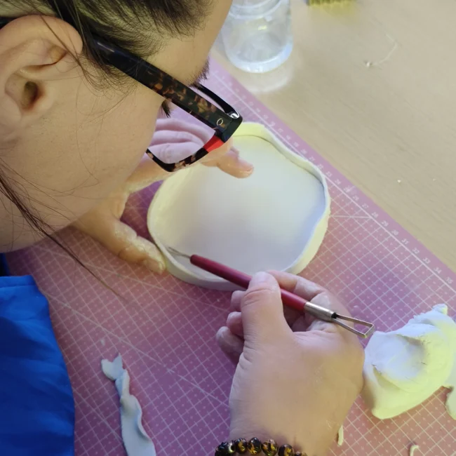 atelier créatif à poitiers autour du modelage à l'argile