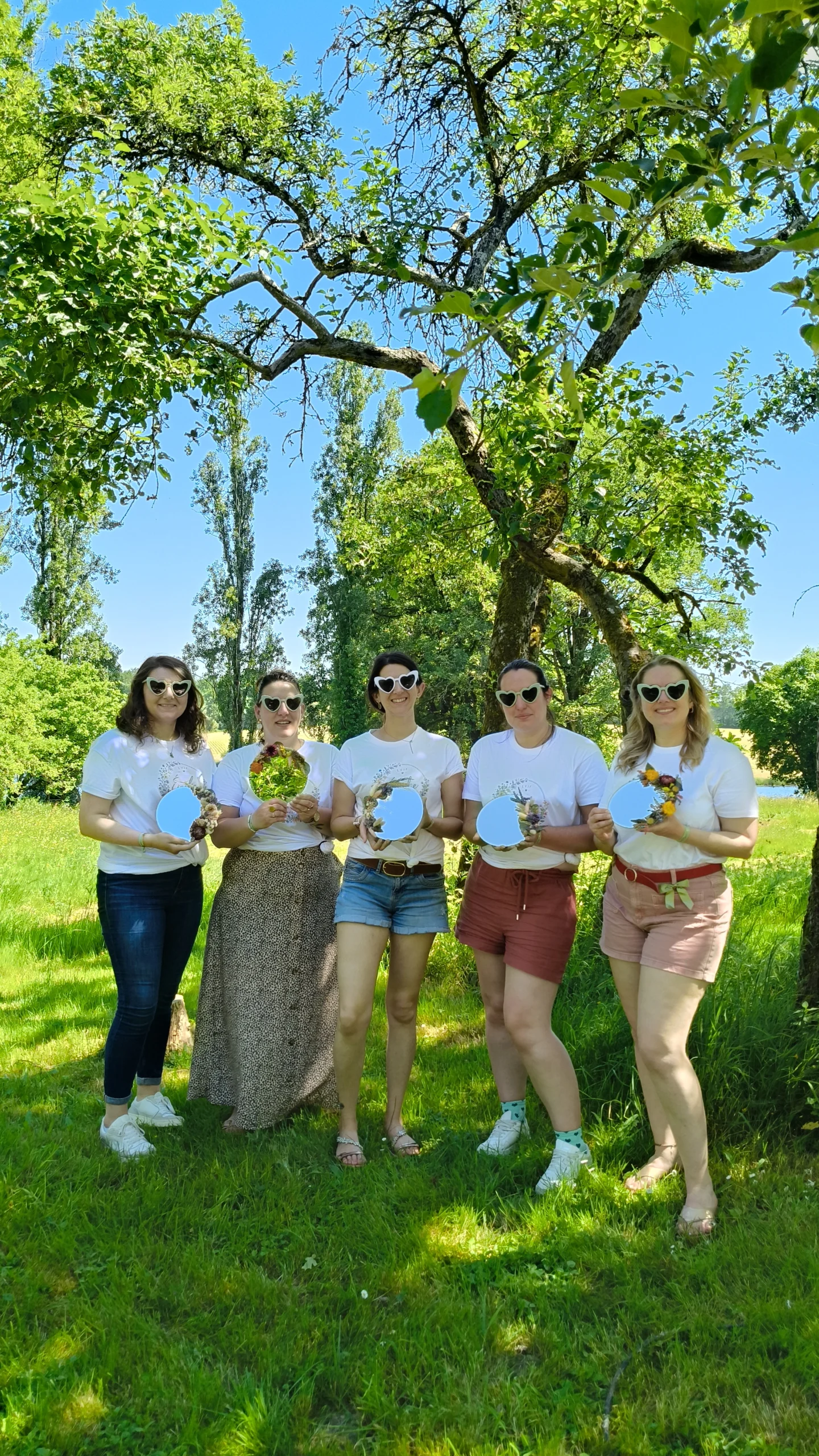 Ateliers créatifs enterrement de vie de fille à Luchapt entre Vienne et Charente avec un atelier miroir en fleurs séchées