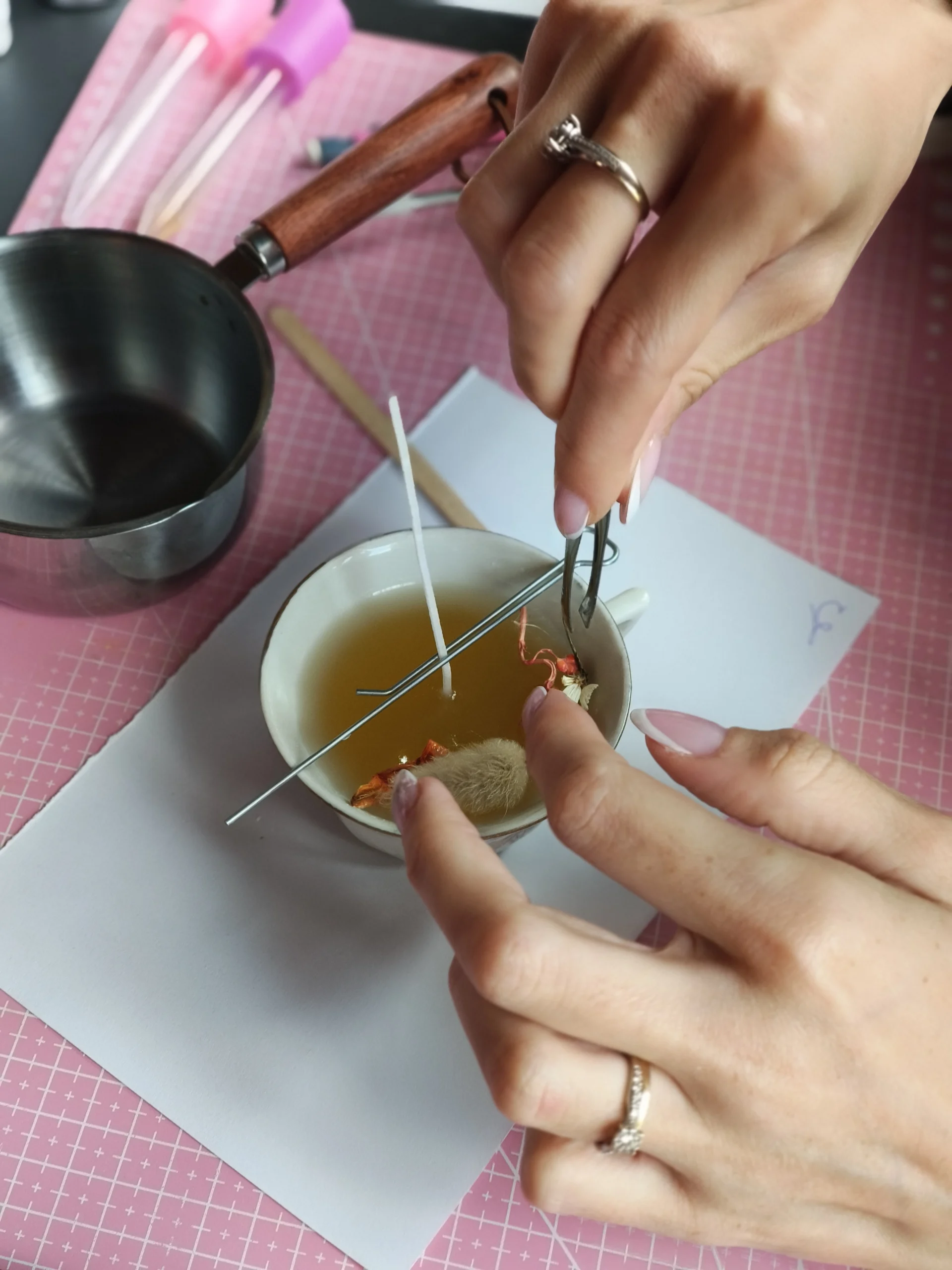 atelier pour confectionner des bougies naturelles et végétales avec fleurs séchées