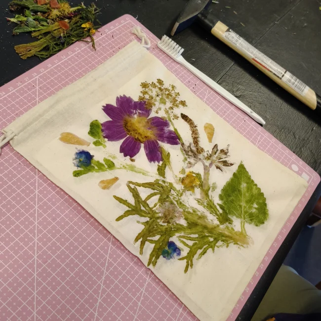 ateliers d'impression végétale et teinture naturelle - atelier à Niort avec des fleurs fraîches pour la réalisation d'un pochon en coton