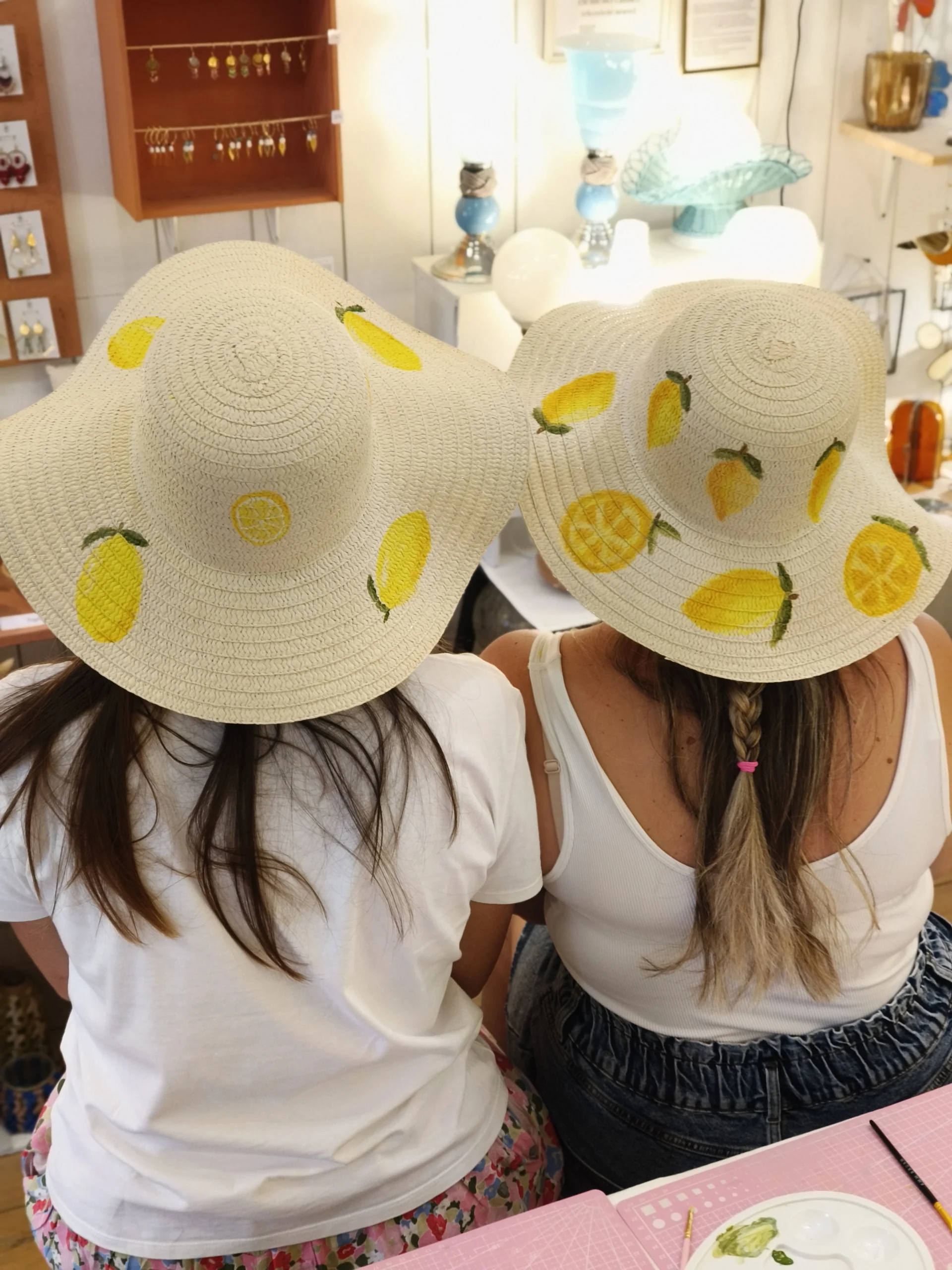 atelier créatif de peinture sur chapeau de paille