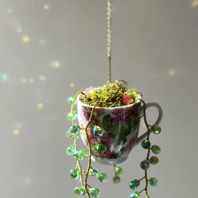 attrape soleil ou suncatcher avec des fleurs séchées et tasse ancienne