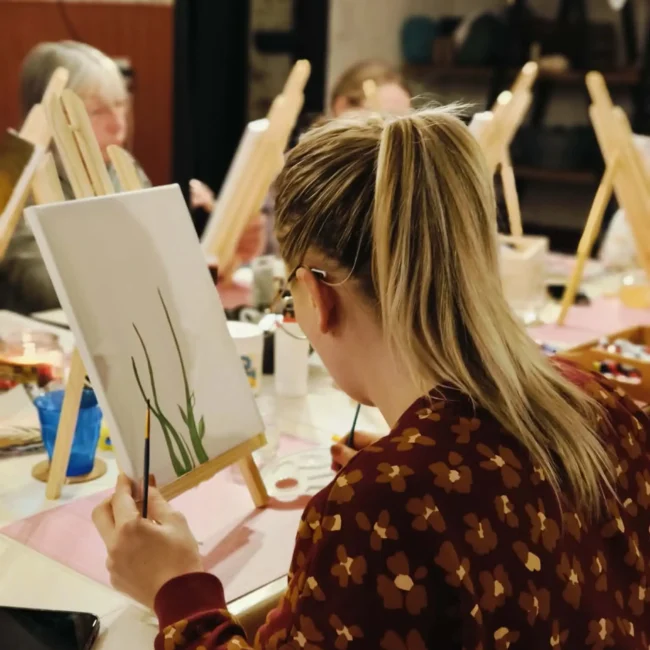 Ateliers créatifs soirée peinture durant une retraite créative en nouvelle aquitaine