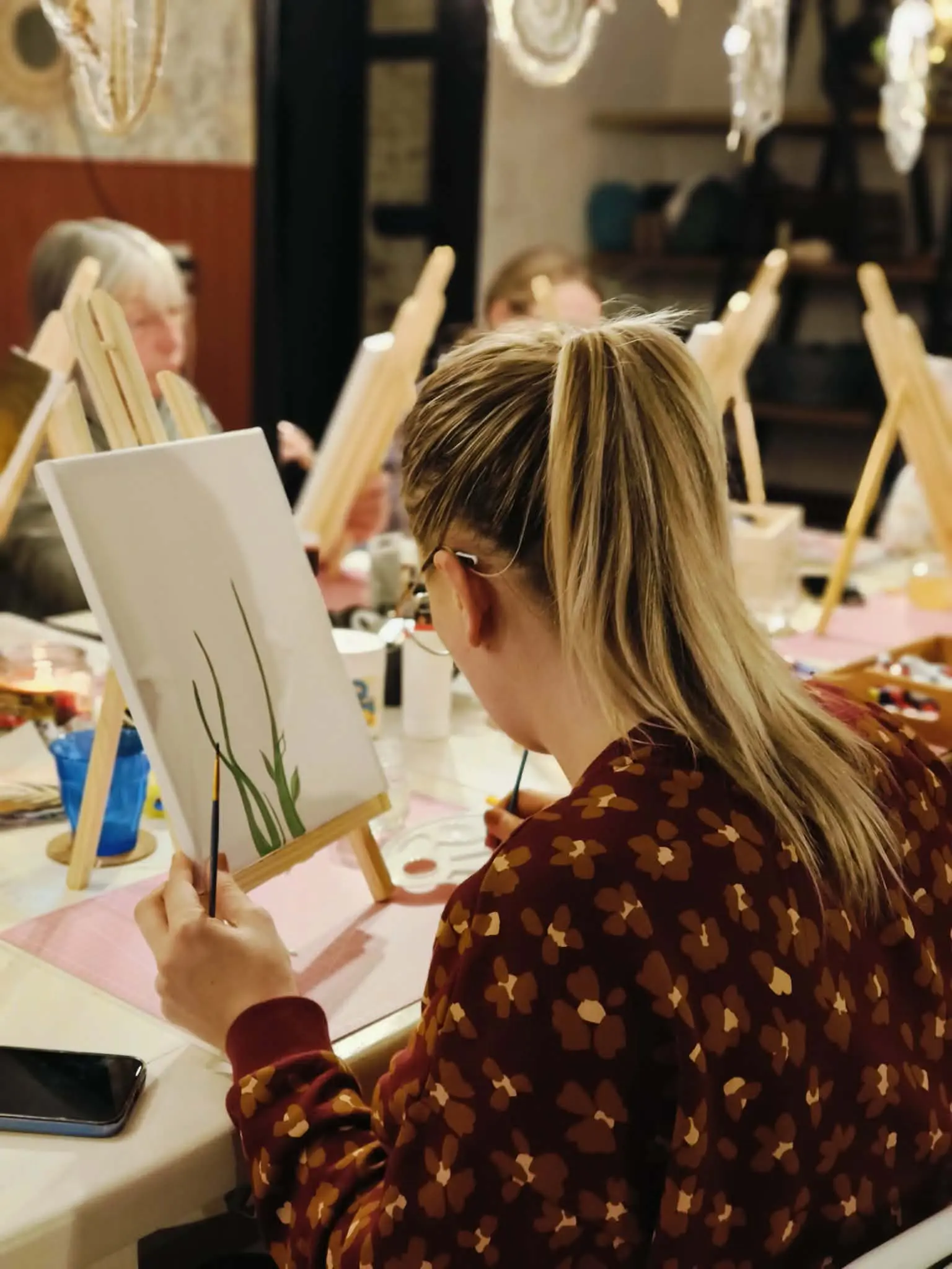 Ateliers créatifs soirée peinture durant une retraite créative en nouvelle aquitaine