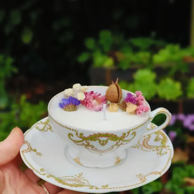 bougie végétale parfum de grasse et fleurs séchées