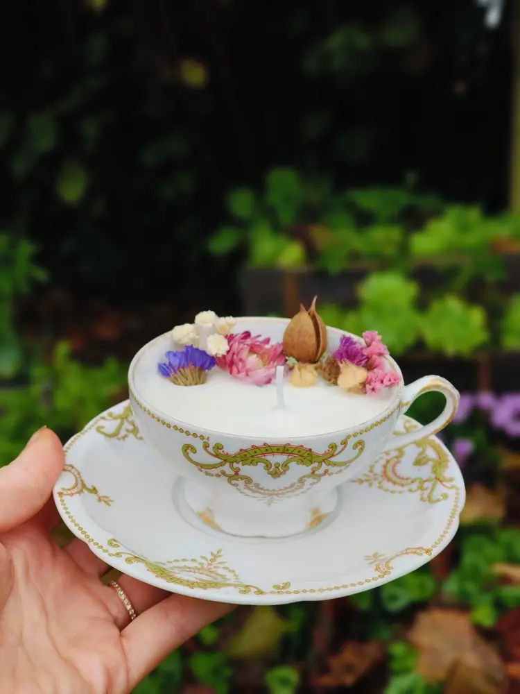 bougie végétale parfum de grasse et fleurs séchées